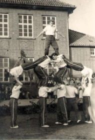 Pyramidenbau auf dem Gelbrink.jpg